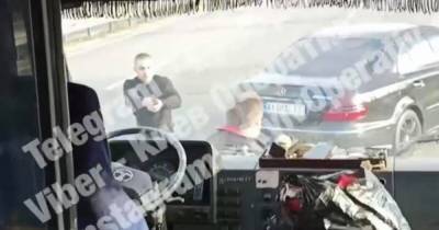 Маршрутку с пассажирами обстреляли на трассе в Черниговской области (видео)