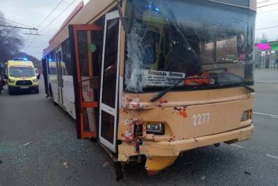 В Саратове троллейбус попал в массовое ДТП, есть пострадавшие