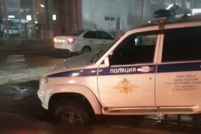 В Ростове полицейский УАЗ застрял в яме