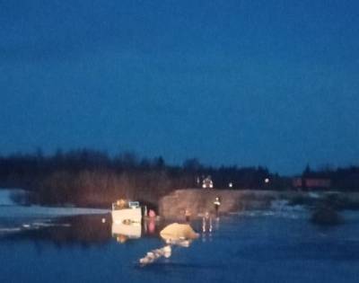 В Коми КамАЗ с водителем и пассажиром потонул в р. Печора