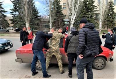 Военнослужащий ВСУ угрозами вымогал 3 тыс. долларов у жителя Донецкой области