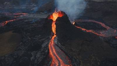Видео: рок-группа сняла клип про огненную любовь на фоне извергающегося вулкана