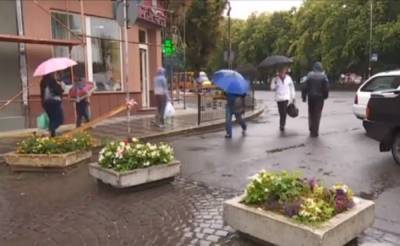 Первый уровень опасности: в Украине объявлено штормовое предупреждение - ураганный ветер и град