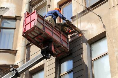 В Центральном районе начали массово демонтировать аварийные балконы
