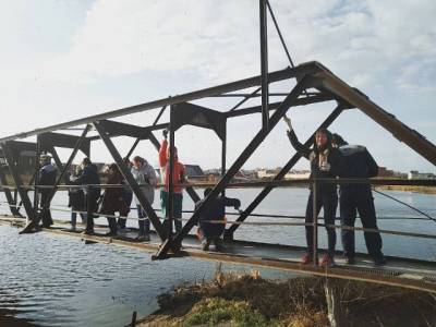 Волонтеры автомобильного завода «Урал» покрасили пешеходный мост