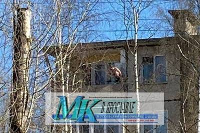 В Ярославле голый мужчина на балконе изображал из себя птичку