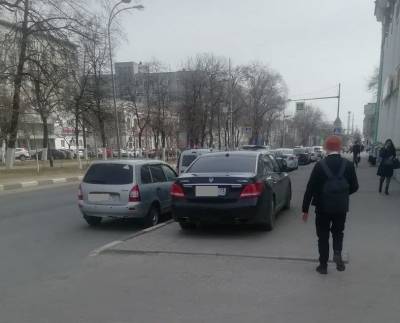 Водитель иномарки заплатит штраф за парковку на тротуаре в центре Ульяновска