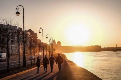 Синоптик предупредил петербуржцев о заканчивающихся запасах солнца