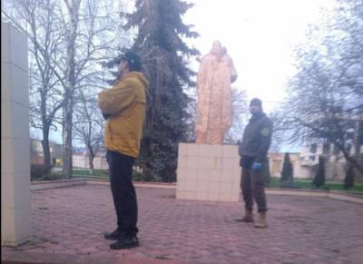 Мужчин застали за нехорошим занятием возле памятника воинам ВОВ под Одессой: появились кадры