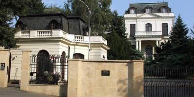 Власти Праги потребовали от российского посольства вернуть часть земли