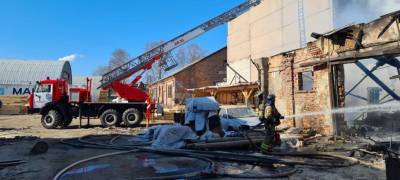 Пожар на складе с опилками тушили в Петрозаводске 40 человек (ФОТО)