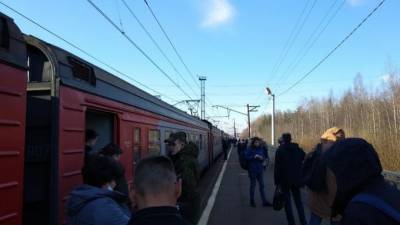 Пассажиры сообщили о задержке электричек в Петербург с Приозерского направления