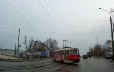 Трамвай на полном ходу "слетел" с рельсов, момент попал на видео: "отлетел прямо в..."