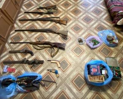 Кузбассовец незаконно хранил дома три охотничьих ружья, обрез и более 500 патронов