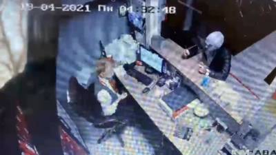 Разбойное нападение на букмекерскую контору на Караваевской попало на видео