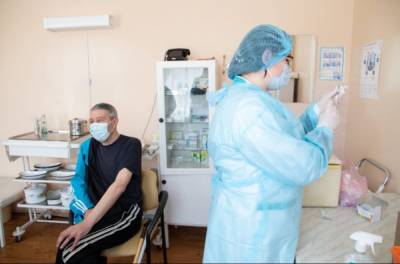 За два месяца вакцинации на Украине полностью привили только пять человек