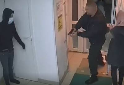 Видео: в Петербурге двое пытались ограбить табачный магазин – одного застрелил охранник
