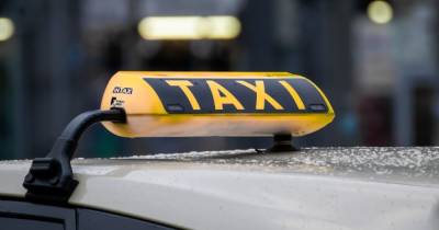 "Обезьян не вожу": в Запорожье водитель такси отказался везти темнокожего пассажира с женой