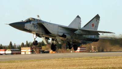 Сверхзвуковой самолет МиГ-31 экстренно сел в Перми