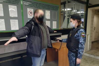 С начала 2021 года петербуржцы пытались пронести в суды более 2000 опасных вещей