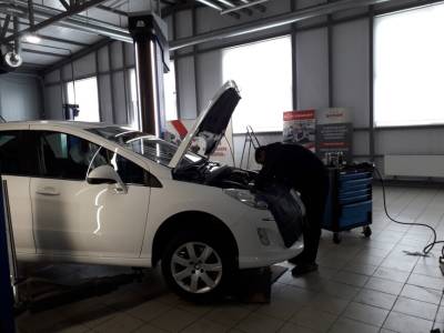 Автоэксперт призвал покупать новые, а не подержанные машины в России