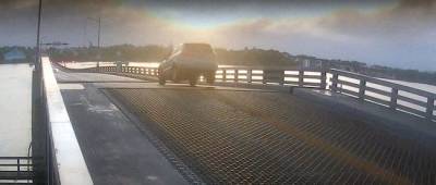 Во Флориде автомобиль перепрыгнул через поднимающийся разводной мост - w-n.com.ua - шт.Флорида - Santa Fe - Santa Fe
