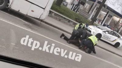 В Киеве полицейские жестко задержали маршрутчика, который перевозил людей с нарушениями – видео