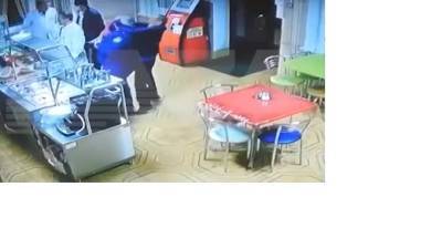 В Черкесске мужчина попытался перерезать горло помощнику прокурора в кафе