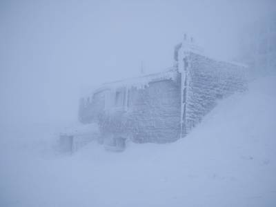 Настоящая снежная крепость: в Карпатах разгулялась непогода – видео
