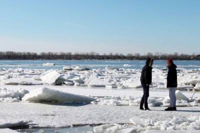 В Новосибирске двое подростков провалились под лед на озере Грез