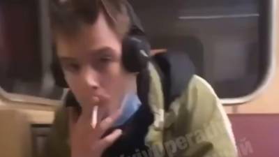 В метро Киева подростки нагло курили сигареты и хвастались этим в соцсетях – видео
