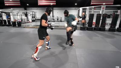 На ринге сошлись боец UFC, бодибилдер и обладатель черного пояса по каратэ: видео эпического боя
