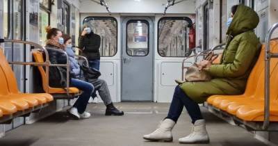 В Киеве подростки устроили "курилку" прямо в вагоне метро (видео)