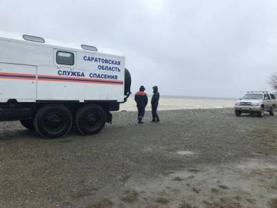 Саратовские спасатели ведут поиски трех пропавших на Волге рыбаков