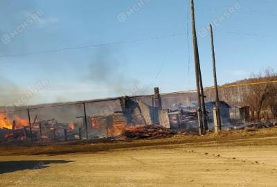 В Башкирии три дома оказались охвачены огнем