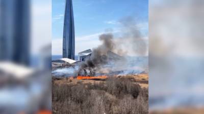 Напугавший петербуржцев пожар на Мебельной попал на видео