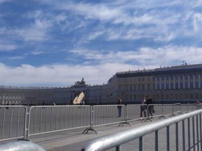 Дворцовую площадь в Петербурге окружили двойным забором (фото)