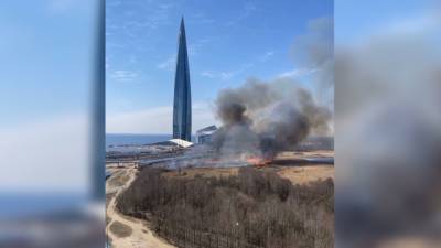Окутавший "Лахта-центр" густой дым напугал петербуржцев