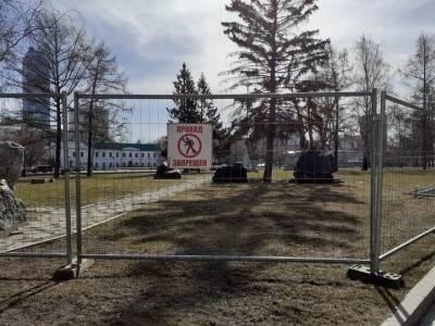 В Екатеринбурге сквер на Плотинке огородили забором за три недели до 9 Мая