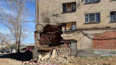 В Миассе жильцов многоэтажного дома звакуировали после обрушения стены