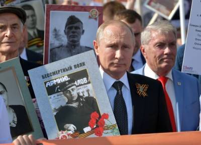 Песков: решение провести акцию "Бессмертный полк" 24 июня не согласовывалось с Кремлем