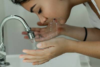 Косметолог назвала три опасности умывания горячей водой