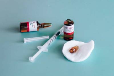 В Минздраве сообщили, когда в аптеках появятся вакцины от коронавируса