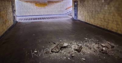 В переходе станции киевского метро начал рушиться потолок (ФОТО)