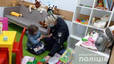 Рядом с неизвестными: в Киеве подъезде дома нашли 3-летнюю девочку – видео