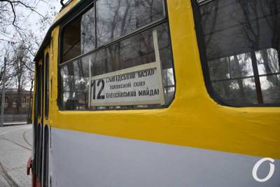 Одесский трамвай №12 не изменил привычный маршрут, несмотря на объявления (фото)