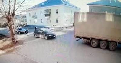 В Свердловской области школьник-"Наруто" попал под машину и повредил её — видео