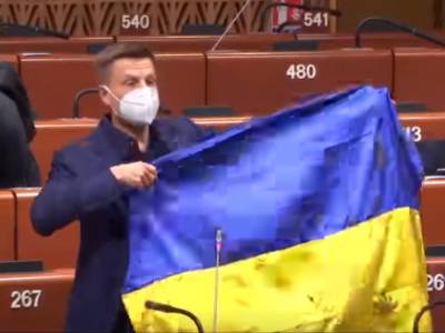 Гончаренко показал в ПАСЕ простреленный флаг Украины и устроил словесную перепалку. Глава Ассамблеи попросил его выйти из зала