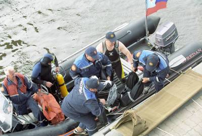 Пожарные спасли упавшую с моста в Москву-реку девушку