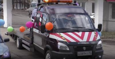 Шоу с мигалками и шарами: житель Кемерова приехал за сыном в роддом на эвакуаторе с коляской — видео
